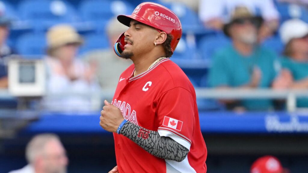Josh Naylor en un partido con Canadá previo al Clásico Mundial de Béisbol 2026