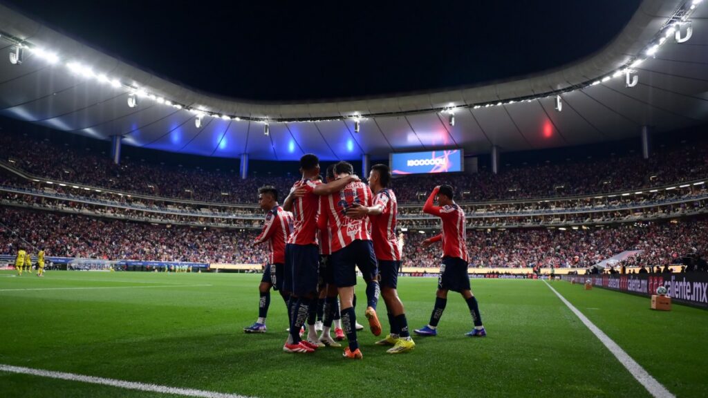 Jugadores de Chivas en festejo de gol
