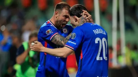 Cruz Azul se impone a Santos y se mantiene en la cima de la Liga MX