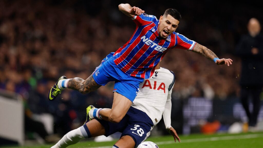 Daniel Muñoz se lesionó en el partido entre Crystal Palace y Tottenham