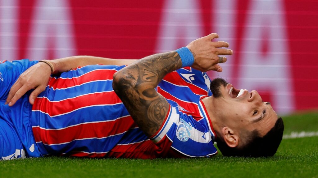 Daniel Muñoz salió lesionado al minuto 14 en el partido entre Tottenham y Crystal Palace