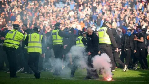 Violencia en Escocia: Aficionados invaden la cancha tras el triunfo del Celtic ante Rangers
