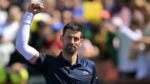 Djokovic sufre, remonta y vuelve a octavos en Indian Wells tras nueve años