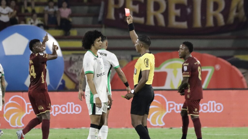Eduard Bello expulsado en el juego entre Atlético Nacional y Deportes Tolima.