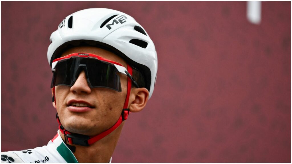 Isaac del Toro hizo un tiempo de 12:44 minutos en la contrarreloj de la etapa 1 de la Tirreno-Adriático 2026 y se metió en los primeros 10 lugares | Foto por Marco Bertorello / AFP