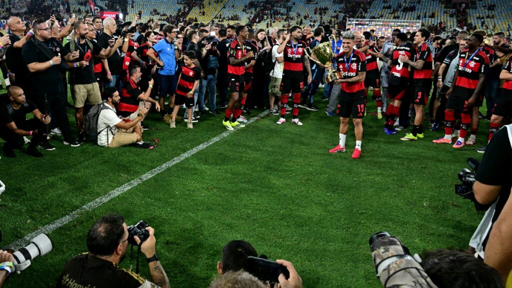 Jorge Carrascal se coronó campeón del Campeonato Carioca con Flamengo.