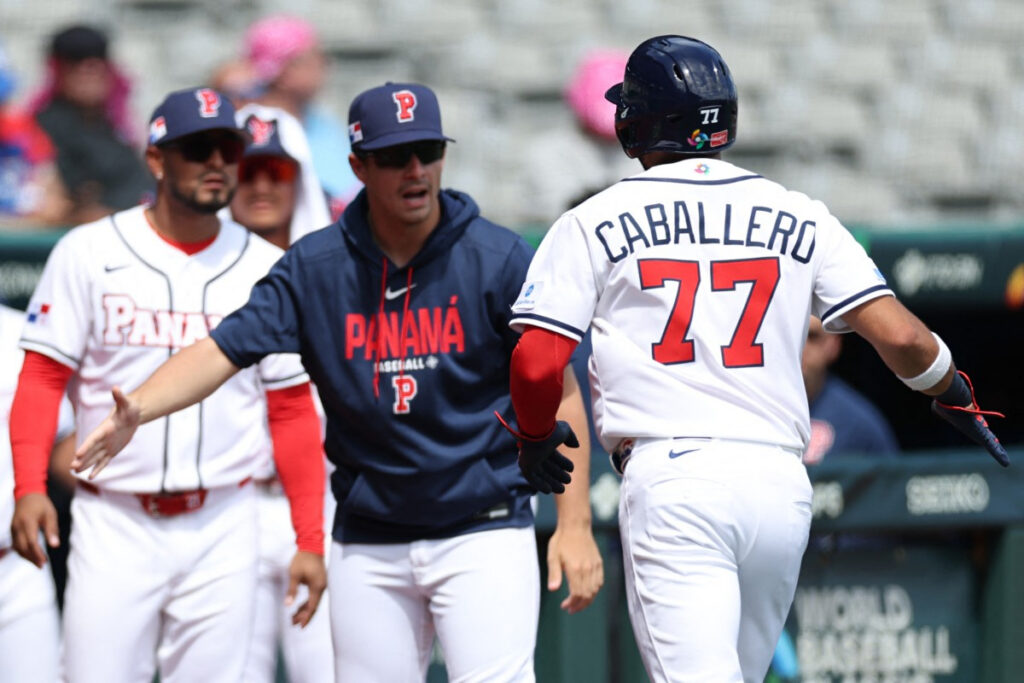 José Caballero anota. - Al Bello, Getty Images vía AFP.