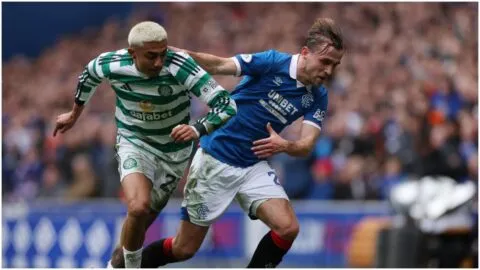 Rangers y Celtic protagonizan partidazo con gol de chilena, conato de bronca y minutos para Julián Araujo