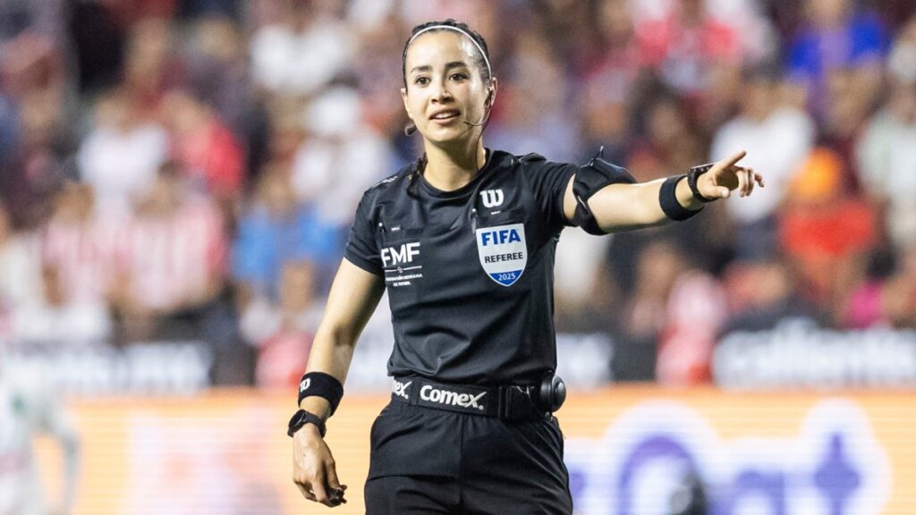 Katia Itzel en un partido de Liga MX