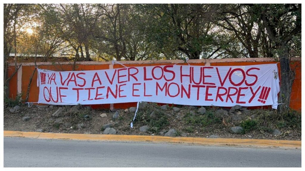 Manta de apoyo de Rayados. Claro Sports