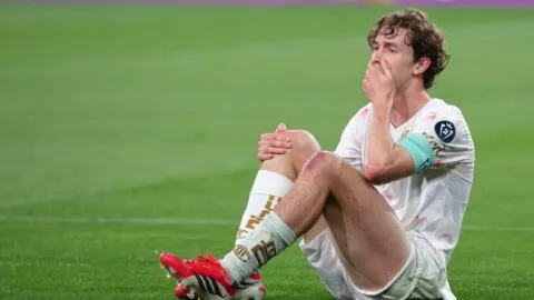 ¡Uno más! Marcel Ruiz preocupa tras salir de cambio por una lesión en la rodilla