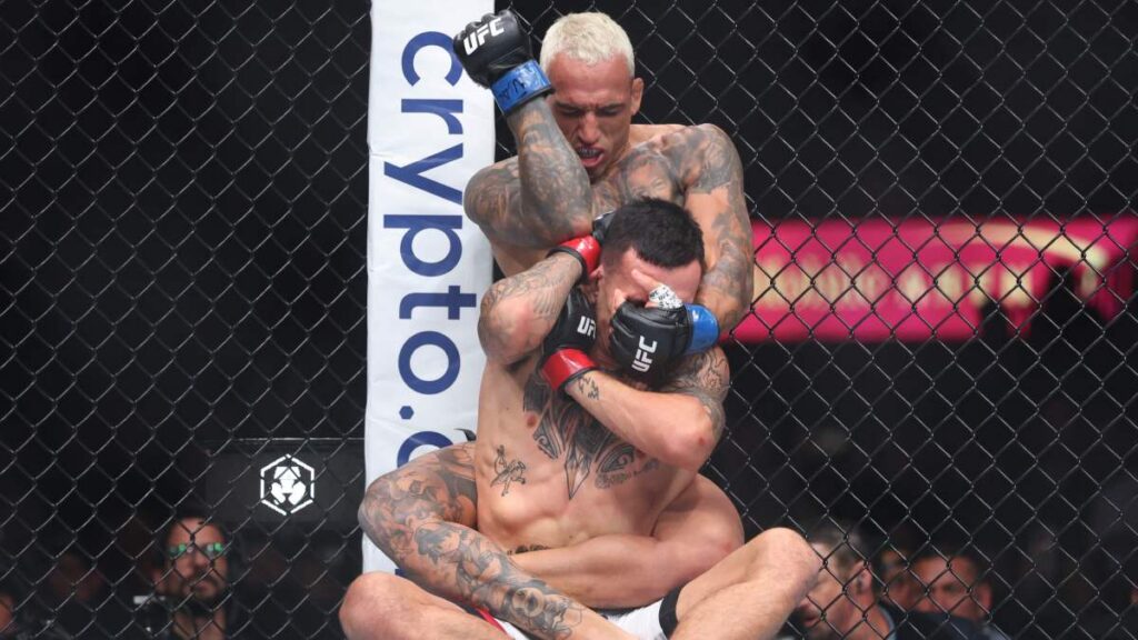Charles Oliveira domina a Max Holloway y conquista el cinturón BMF