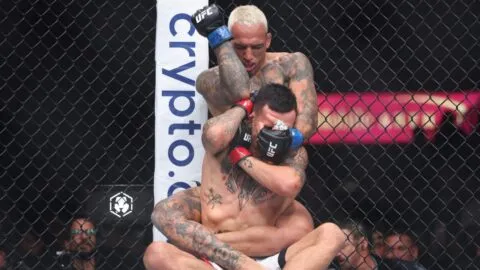 Charles Oliveira domina a Max Holloway y conquista el cinturón BMF