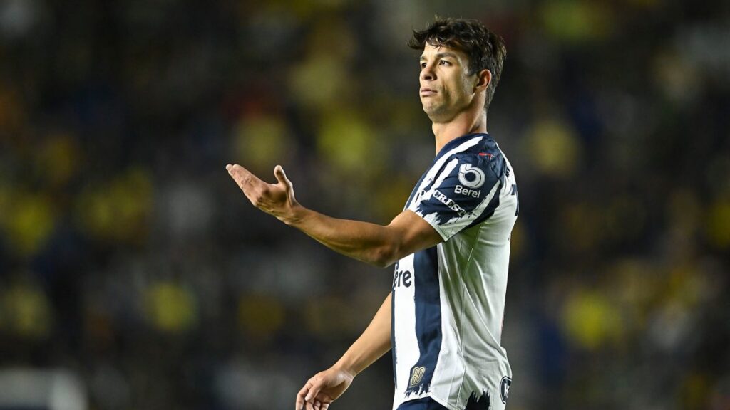 Óliver Torres se lesiona y peligra su participación en el Clásico Regio