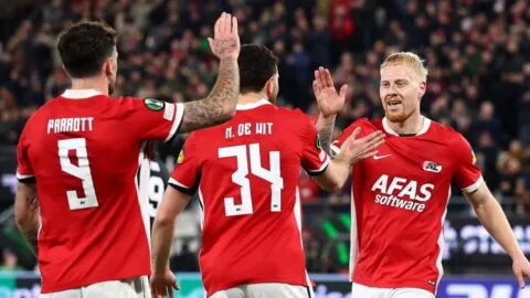 Troy Parrott ilumina al AZ Alkmaar en octavos de Conference ante el Sparta Praga