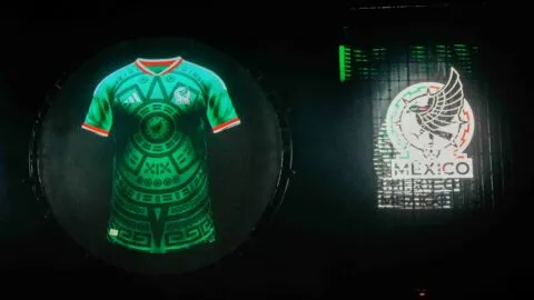 La camiseta de la "piedra del Sol", la más vendida en la historia de México