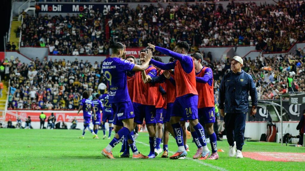Jugadores de Pumas en festejo de gol