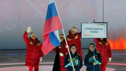 La bandera de Rusia vuelve a desfilar en una Ceremonia de Inauguración