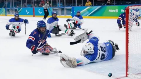 Estados Unidos aplasta a Italia en el inicio del camino hacia su quinto oro al hilo en parahockey
