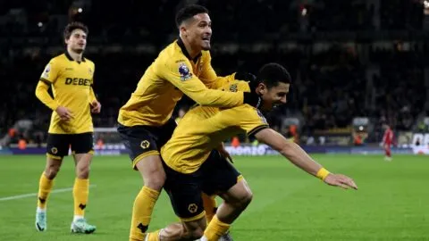 Wolverhampton hace la épica contra Liverpool y sueña con la permanencia