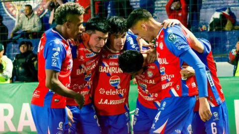 Con diez jugadores, Xelajú MC consigue una victoria clave ante Mictlán