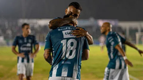 Muchos goles, un apagón y un final de infarto: Antigua GFC vence a Comunicaciones en el Pensativo