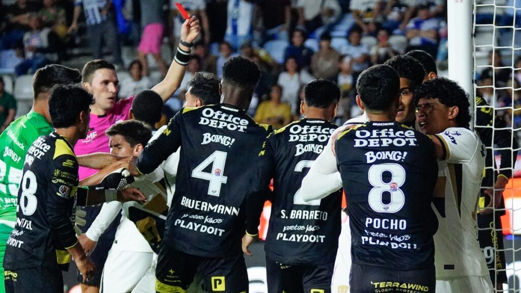 El duelo entre Pachuca y Pumas termina en bronca