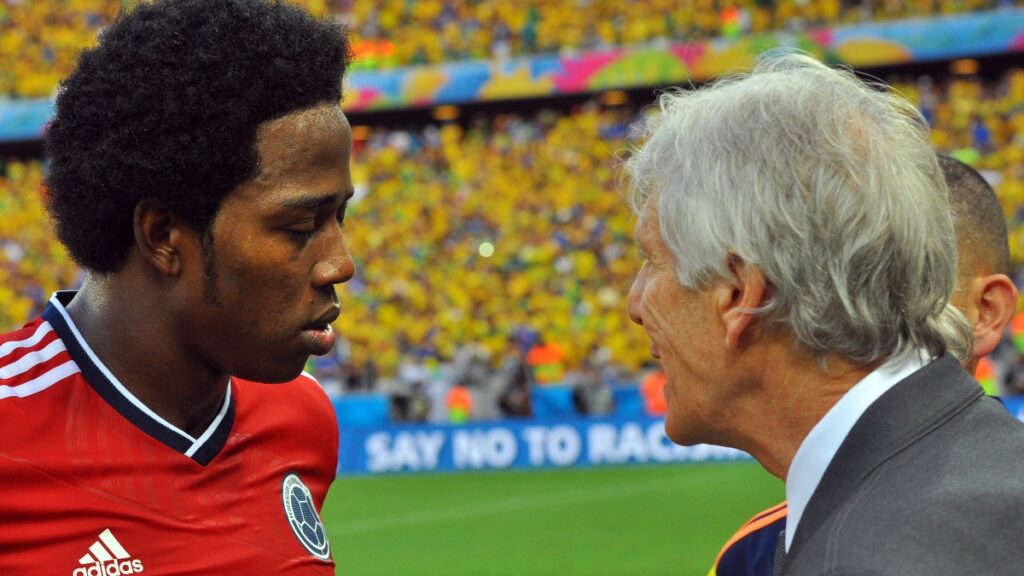 Carlos Sánchez recibiendo órdenes de José Pékerman