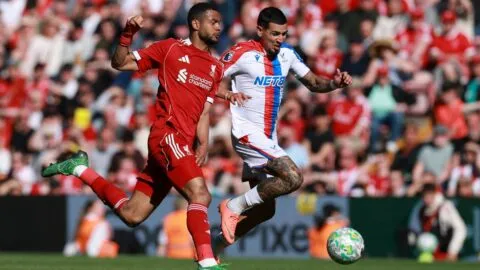 Daniel Muñoz, entre la espada y la pared en Anfield