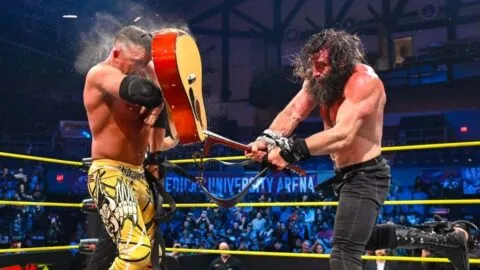 Elijah vence a Frankie Kazarian tras guitarrazo en el Guitar Strap Match