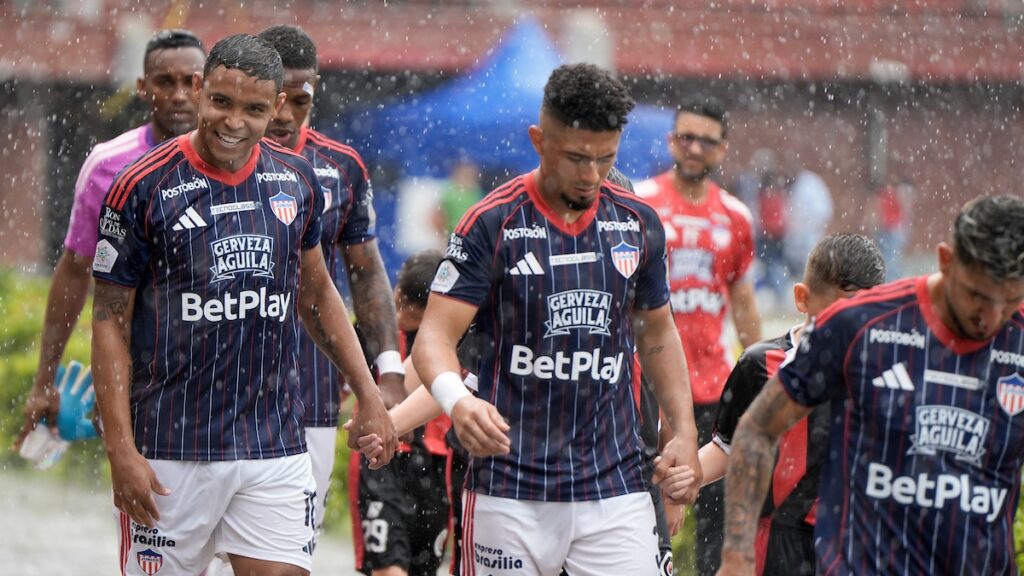 Jugadores del Junior bajo la lluvia