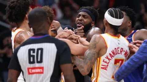 Pelea campal en el Knicks vs Hawks: Dyson Daniels y Mitchell Robinson se van expulsados