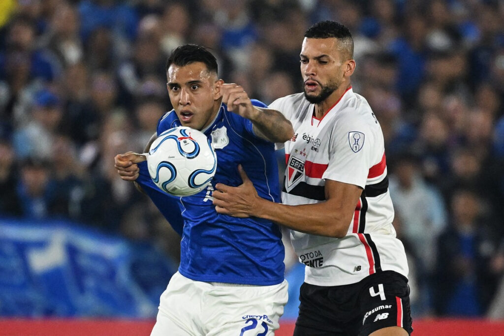 Rodrigo Contreras y Doria disputan la pelota. - Luis Acosta, AFP.