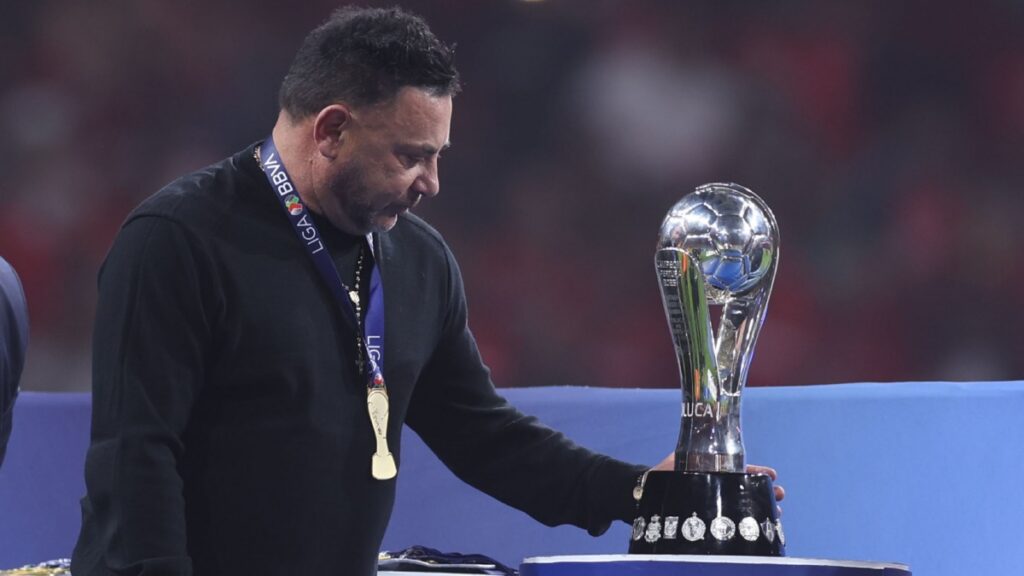 El técnico argentino busca el tricampeonato con los Diablos Rojos y una serie de marcas que lo pondrían entre los técnicos más grandes de la Liga MX
