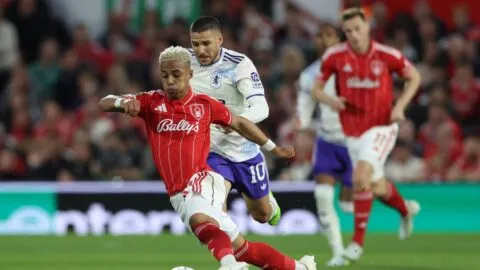Nottingham Forest golpea primero: vence a Aston Villa con un penal decisivo