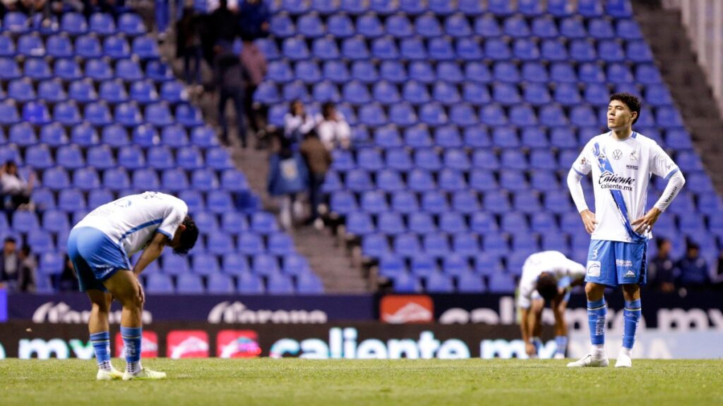Jugadores de Puebla en lamento por la derrota