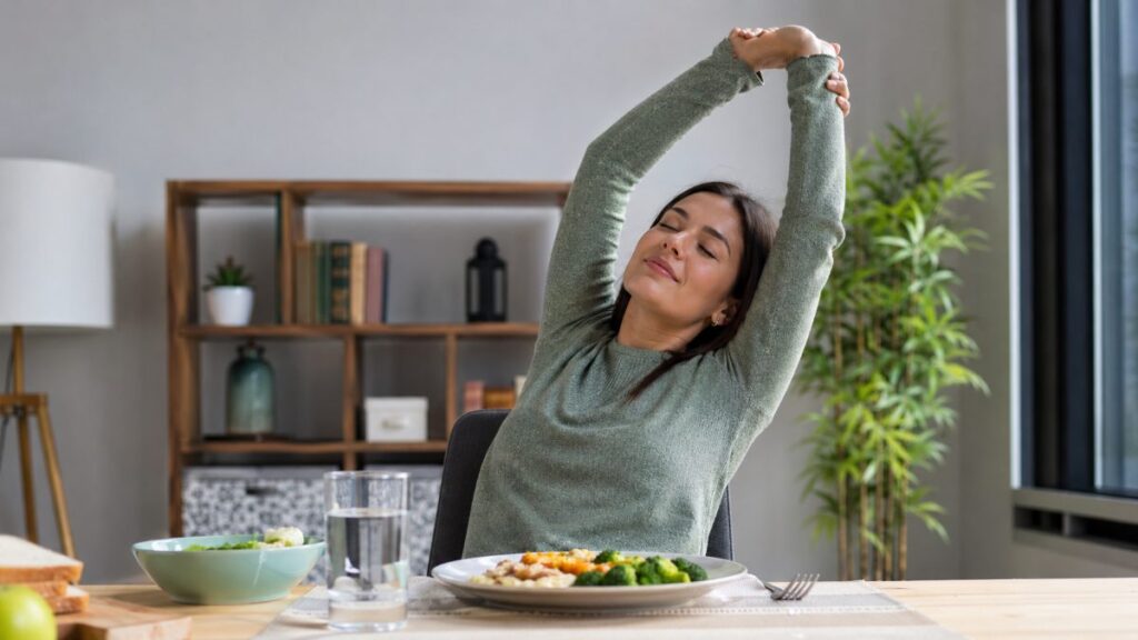 ¿Mito o realidad? Todo lo que tienes que saber sobre estirarse después de comer