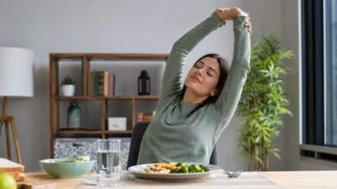 Mito o realidad: ¿Estirarse después de comer provoca espasmos y calambres?