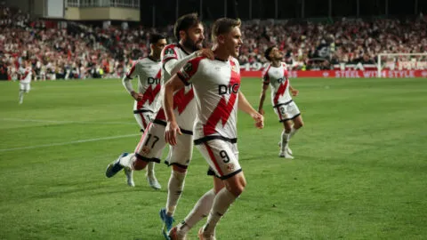 Rayo Vallecano sorprende al Estrasburgo pero deja la serie abierta