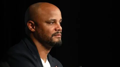 Kompany se queja del penal y señala que la jugada fue “muy debatible”