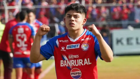 Xelajú MC vence a Cobán Imperial con un triunfo agónico y se queda con la cima