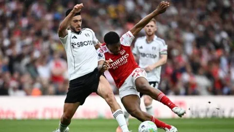 Arsenal golea al Fulham de Raúl Jiménez y sigue en la cima de la Premier League