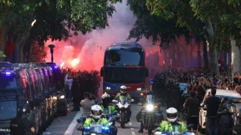 El Clásico Español arranca con incidentes: ataques a los autobuses del Barcelona y Real Madrid
