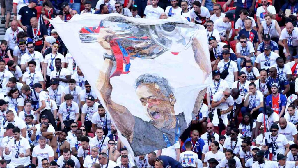 Luis Enrique y su bandera en la final de la Champions League