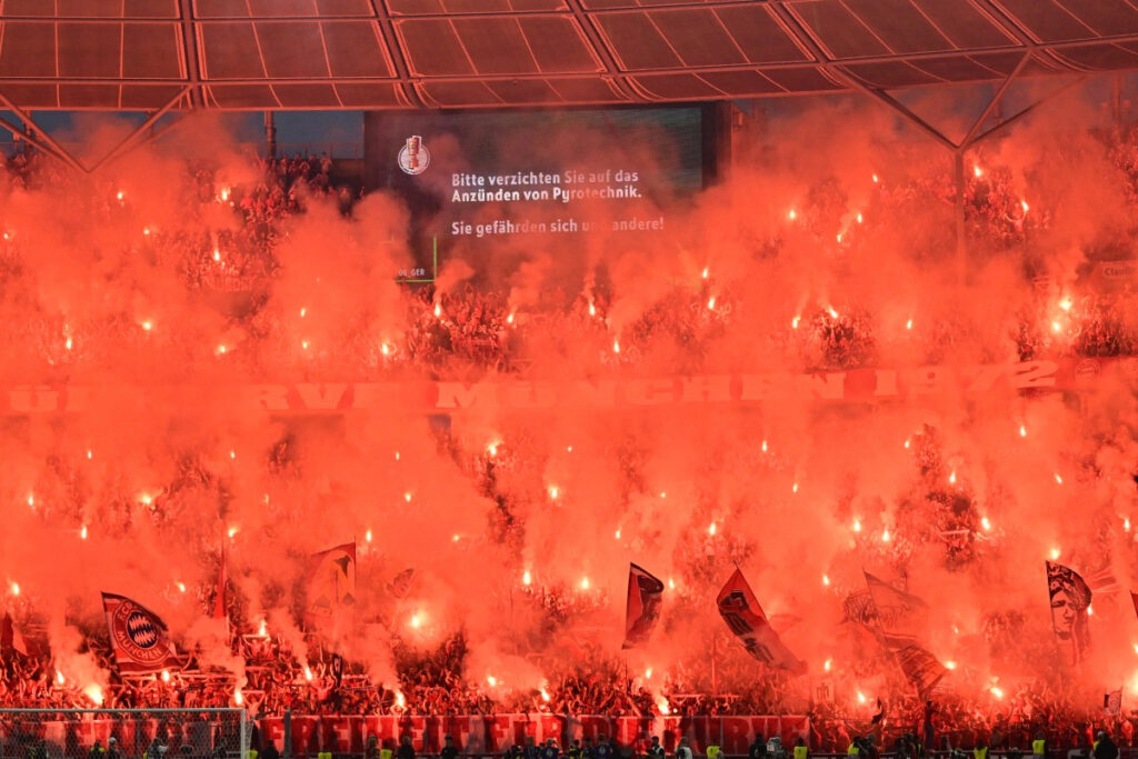 Hinchas del Bayern en la final de Copa de Alemania. - John MacDougall, AFP.