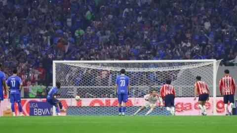 ¡Polémica en el Azteca! Ebere iguala el marcador ante Chivas ¿era penal para Cruz Azul?