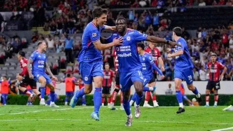 Cruz Azul silencia el Jalisco con doblete de Ebere y encamina la serie ante Atlas