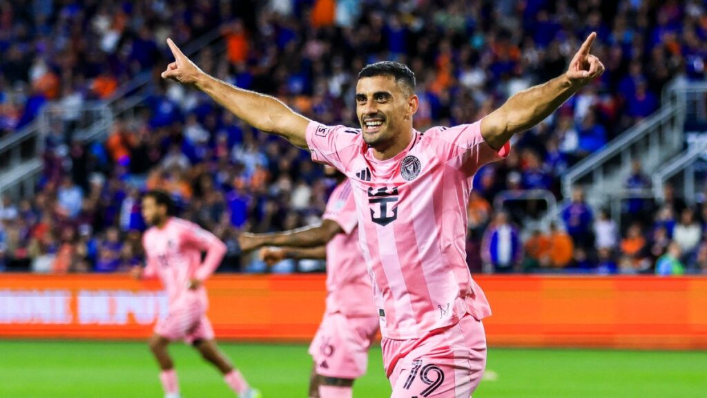 Berterame en festejo de gol