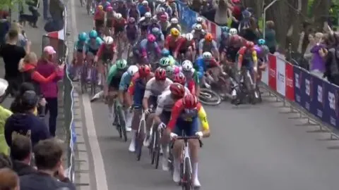 ¡De terror! La caída que cambió el destino de la etapa 1 en el Giro de Italia