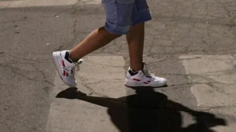 ¿Te duele la rodilla o quieres quemar calorías al doble? Caminar hacia atrás podría ser la solución